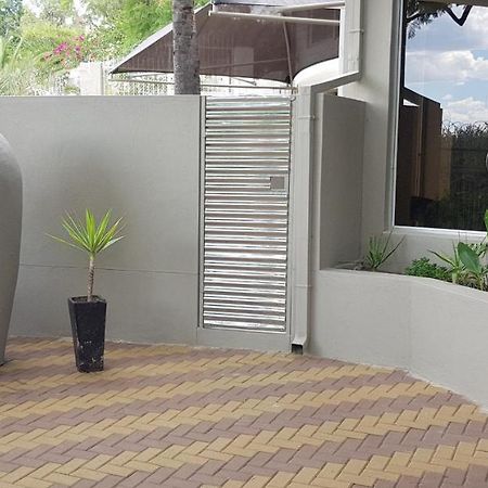Feather Self Catering Accommodation Windhoek Esterno foto