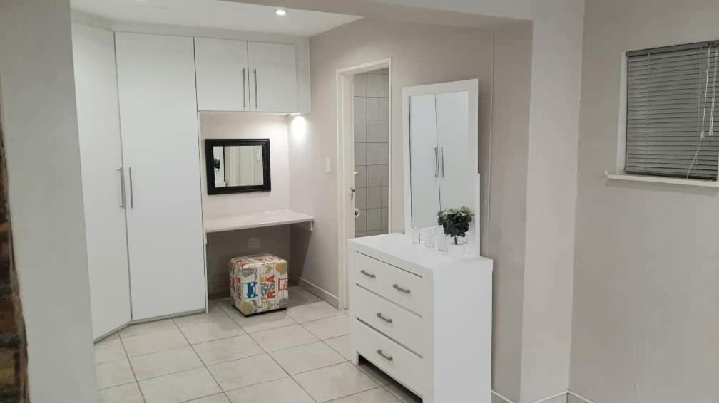 Feather Self Catering Accommodation Windhoek Esterno foto