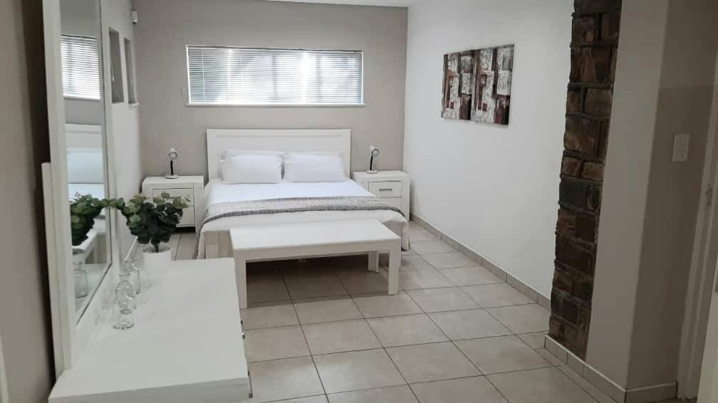 Feather Self Catering Accommodation Windhoek Esterno foto