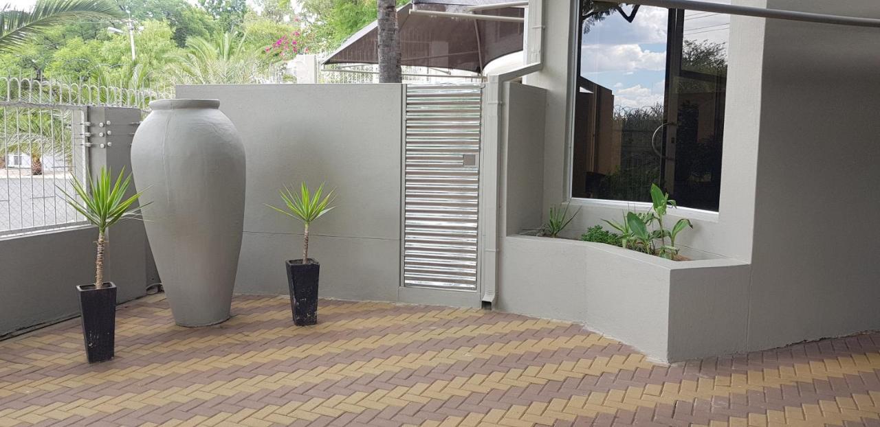 Feather Self Catering Accommodation Windhoek Esterno foto