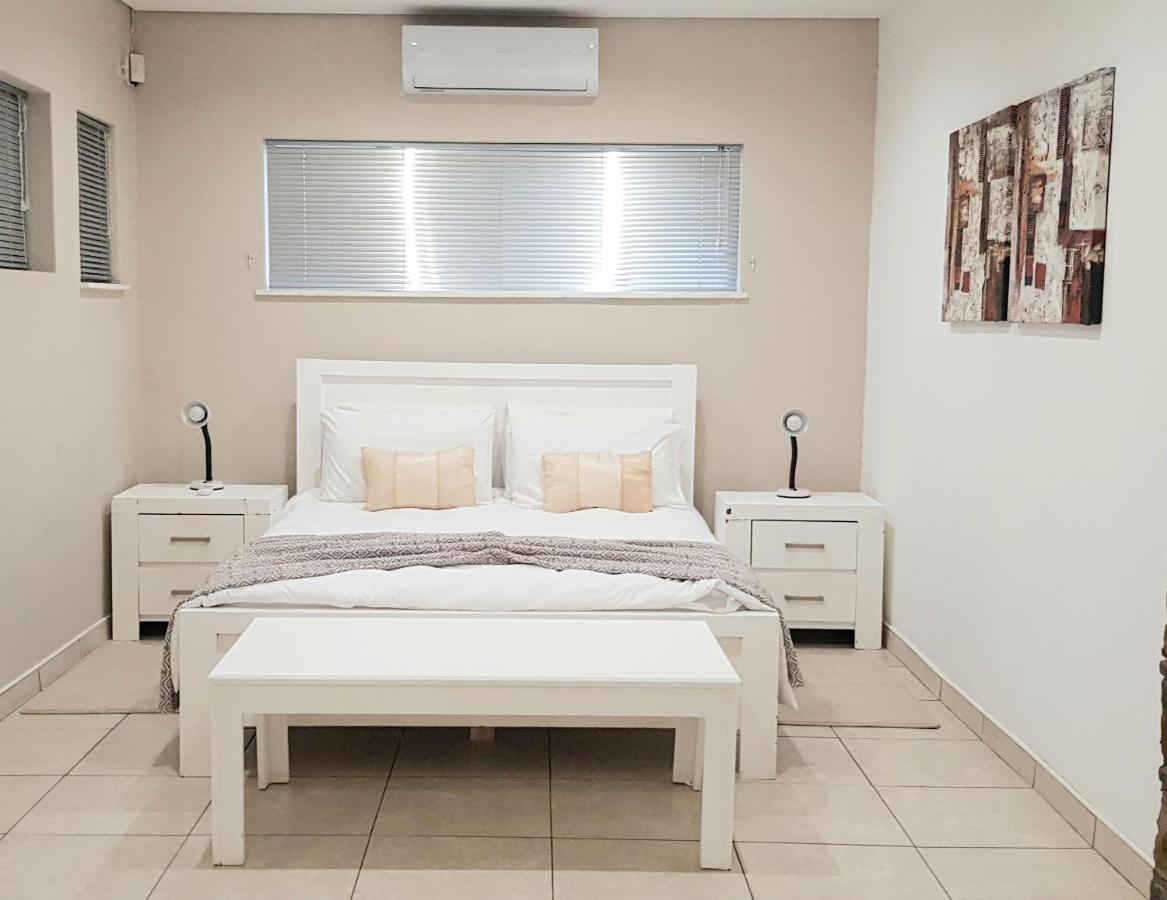 Feather Self Catering Accommodation Windhoek Esterno foto