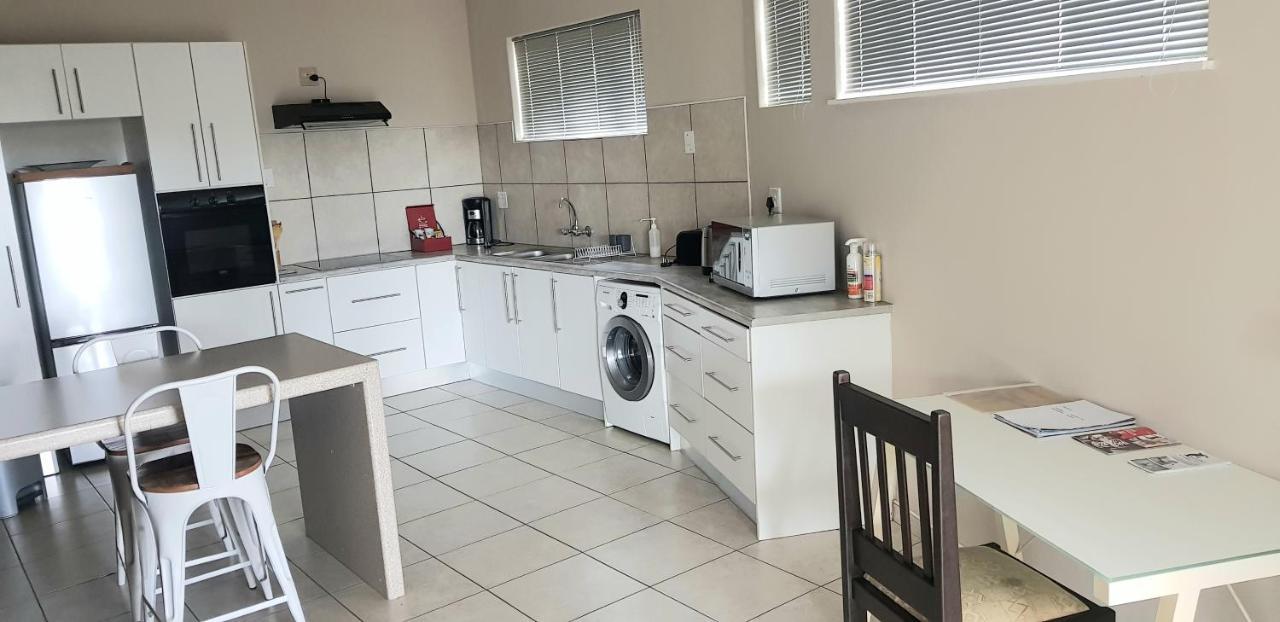 Feather Self Catering Accommodation Windhoek Esterno foto
